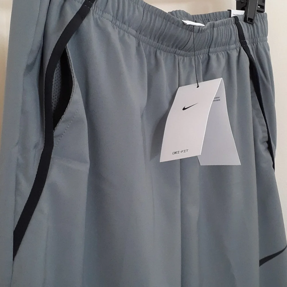 NIKE MENS DRY TEAM WOVEN TRAINING JOGGERS PANTS  GREY/ BLK SIZE: M  NWT - Picture 2 of 4